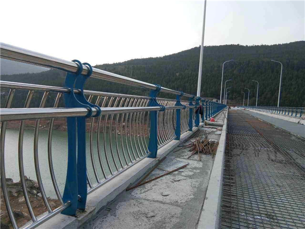 龙岩不锈钢桥梁护栏的特点及其在桥梁安全中的重要作用