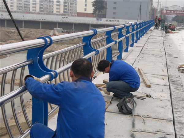 龙岩不锈钢河道护栏的特性及其在城市景观中的应用