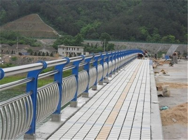 龙岩不锈钢桥梁护栏的特性及其在现代建筑中的应用